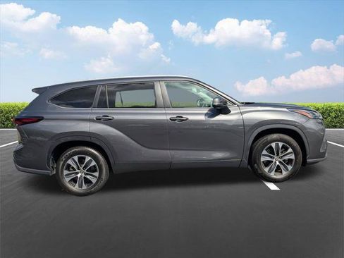 Certified 2024 Toyota Highlander XLE FWD image 3