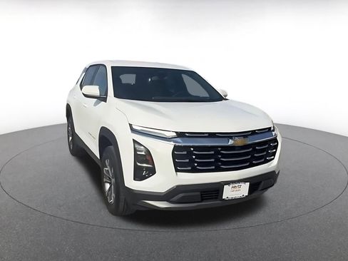 Used 2025 Chevrolet Equinox LT image 3