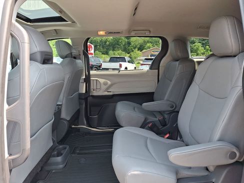 Certified 2021 Toyota Sienna XLE FWD image 12