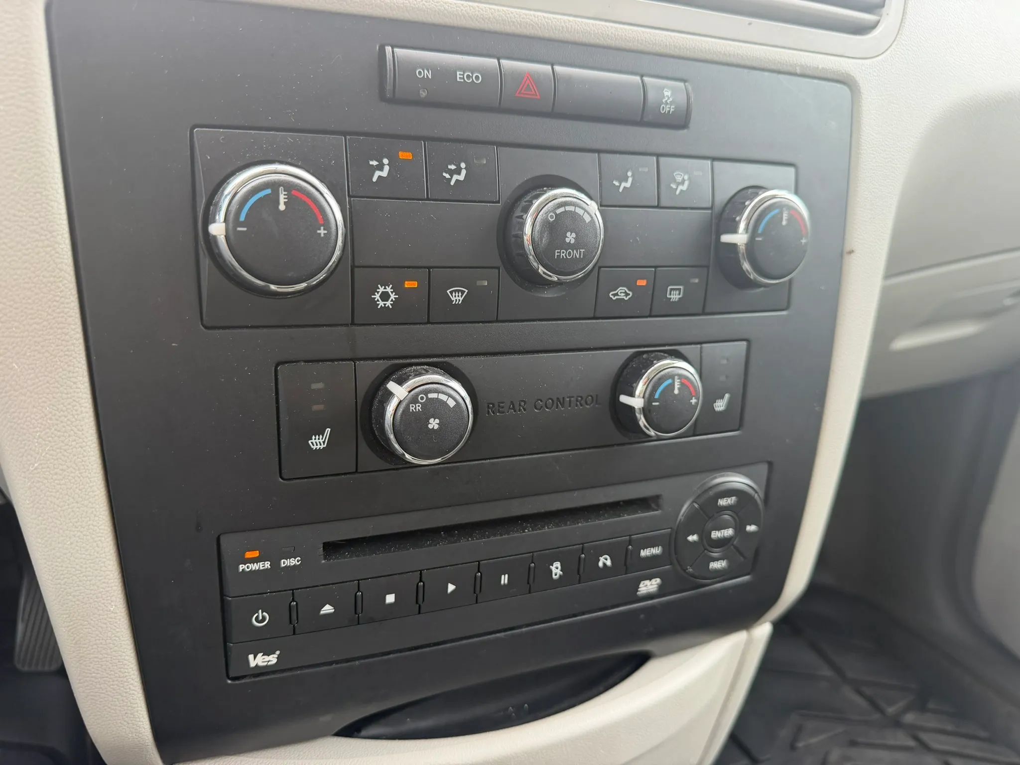 Used 2011 Volkswagen Routan SE FWD image 23
