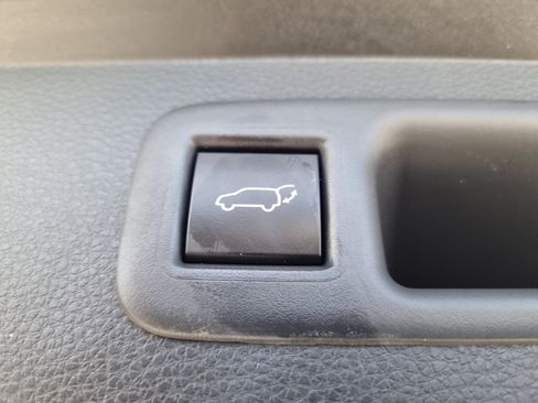 Used 2023 Toyota Highlander XLE FWD image 13