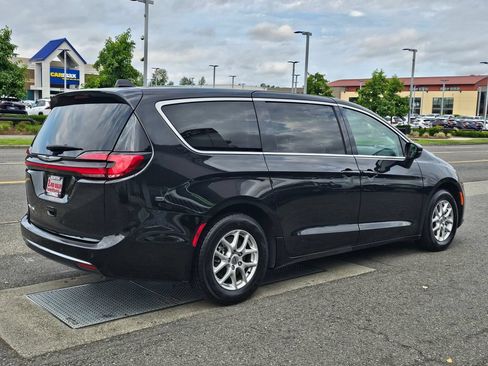 Used 2023 Chrysler Pacifica Touring-L FWD image 4