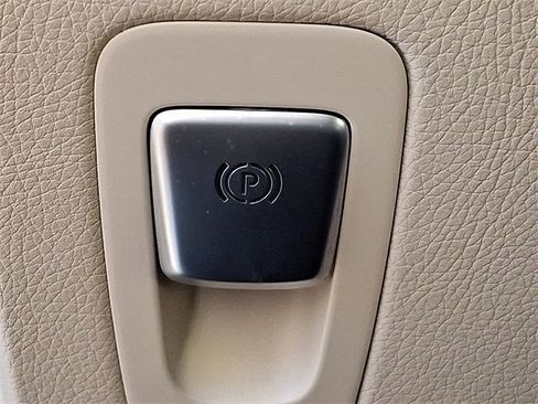 Used 2016 Mercedes-Benz GLC 300 w/ Premium Package image 24