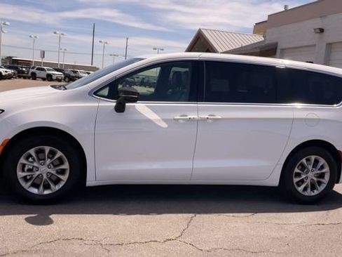 Used 2026 Chrysler Pacifica Limited FWD image 6