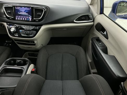 Used 2020 Chrysler Pacifica Touring w/ Advanced Safetytec Group FWD image 28