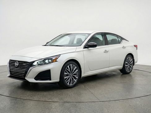 Used 2025 Nissan Altima 2.5 SV FWD image 3