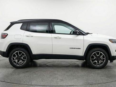 Used 2025 Jeep Compass Trailhawk AWD/4WD image 11
