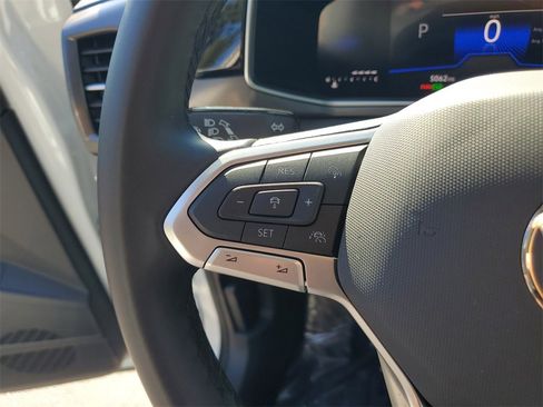 Certified 2025 Volkswagen Taos SE image 29