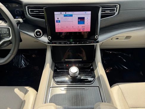 Used 2024 Jeep Wagoneer L Series II w/ Flexible Seating Group image 14