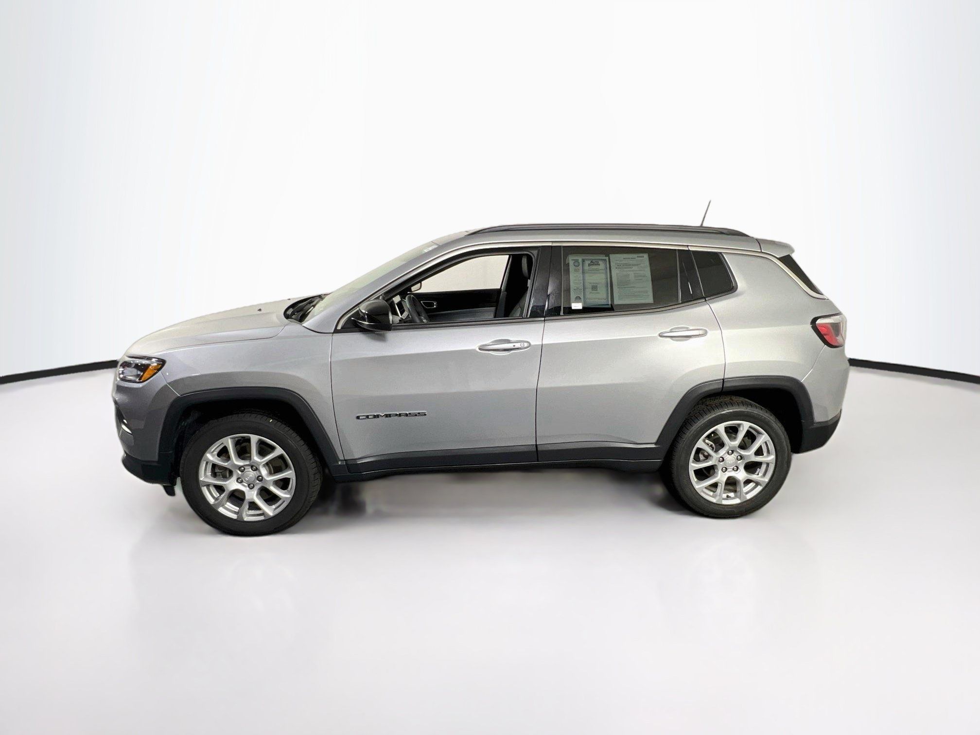 Used 2024 Jeep Compass Latitude w/ Sun and Sound Group AWD/4WD image 8