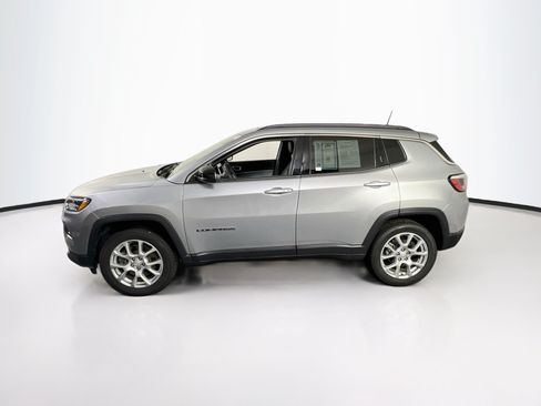 Used 2024 Jeep Compass Latitude w/ Sun and Sound Group AWD/4WD image 8