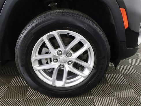 Used 2023 Jeep Grand Cherokee Laredo AWD/4WD image 21