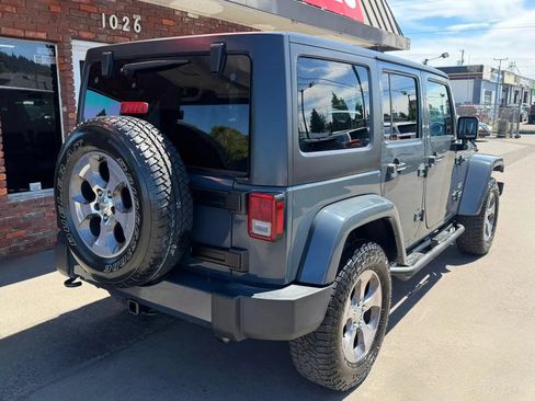 Used 2017 Jeep Wrangler Unlimited Sahara w/ Connectivity Group AWD/4WD image 3