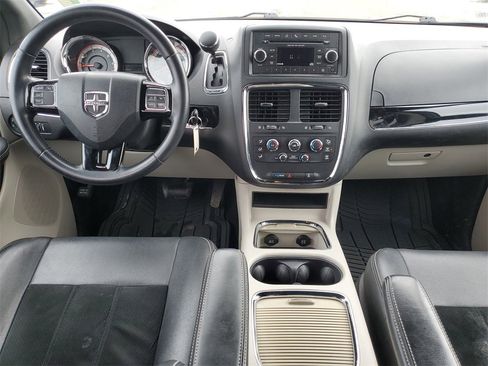 Used 2017 Dodge Grand Caravan SXT image 21