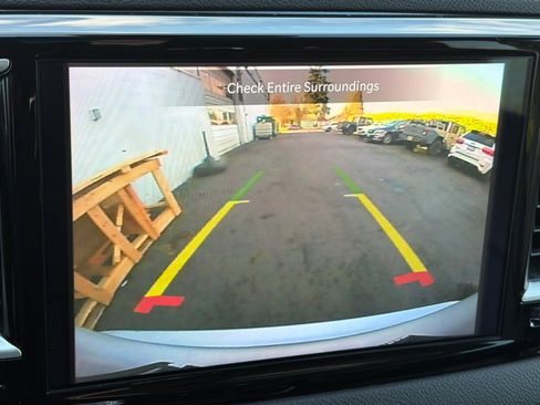 Used 2024 Chrysler Pacifica Touring-L image 19