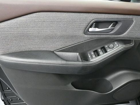 Used 2023 Nissan Rogue SV image 12