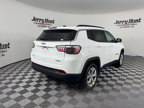 Used 2024 Jeep Compass Latitude image 8