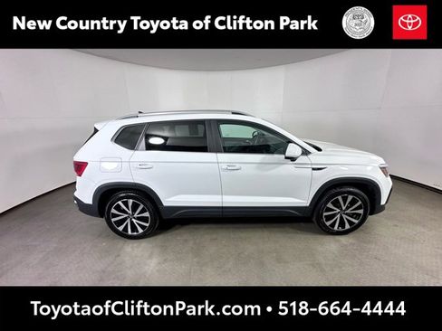Used 2022 Volkswagen Taos SE image 2