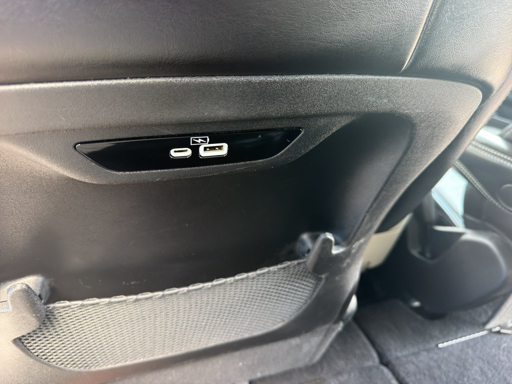 Used 2023 Chrysler Pacifica Touring-L FWD image 11