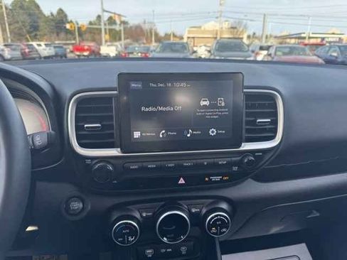 Used 2024 Hyundai Venue SEL image 14