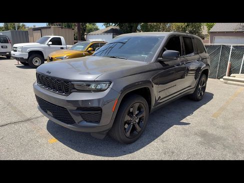 Used 2022 Jeep Grand Cherokee Altitude AWD/4WD image 3