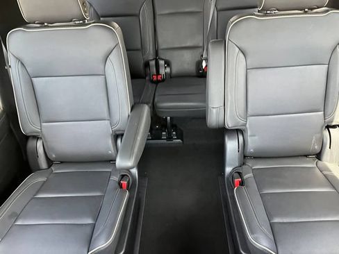 Used 2025 Chevrolet Suburban Premier AWD/4WD image 16