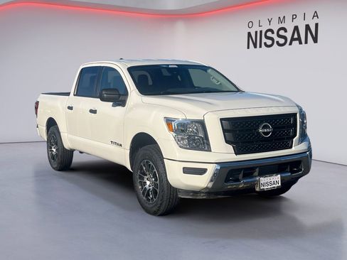 Used 2023 Nissan Titan SV image 7