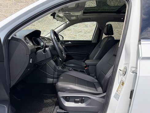 Used 2020 Volkswagen Tiguan SE w/ Panoramic Sunroof Package AWD/4WD image 18