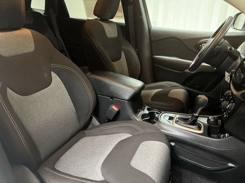 Used 2018 Jeep Cherokee Latitude w/ Safety Group AWD/4WD image 27