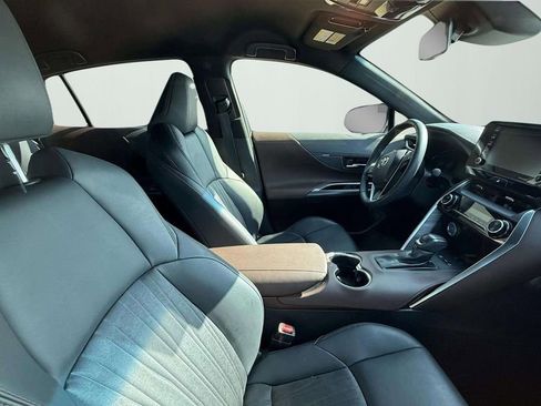 Used 2021 Toyota Venza XLE image 7