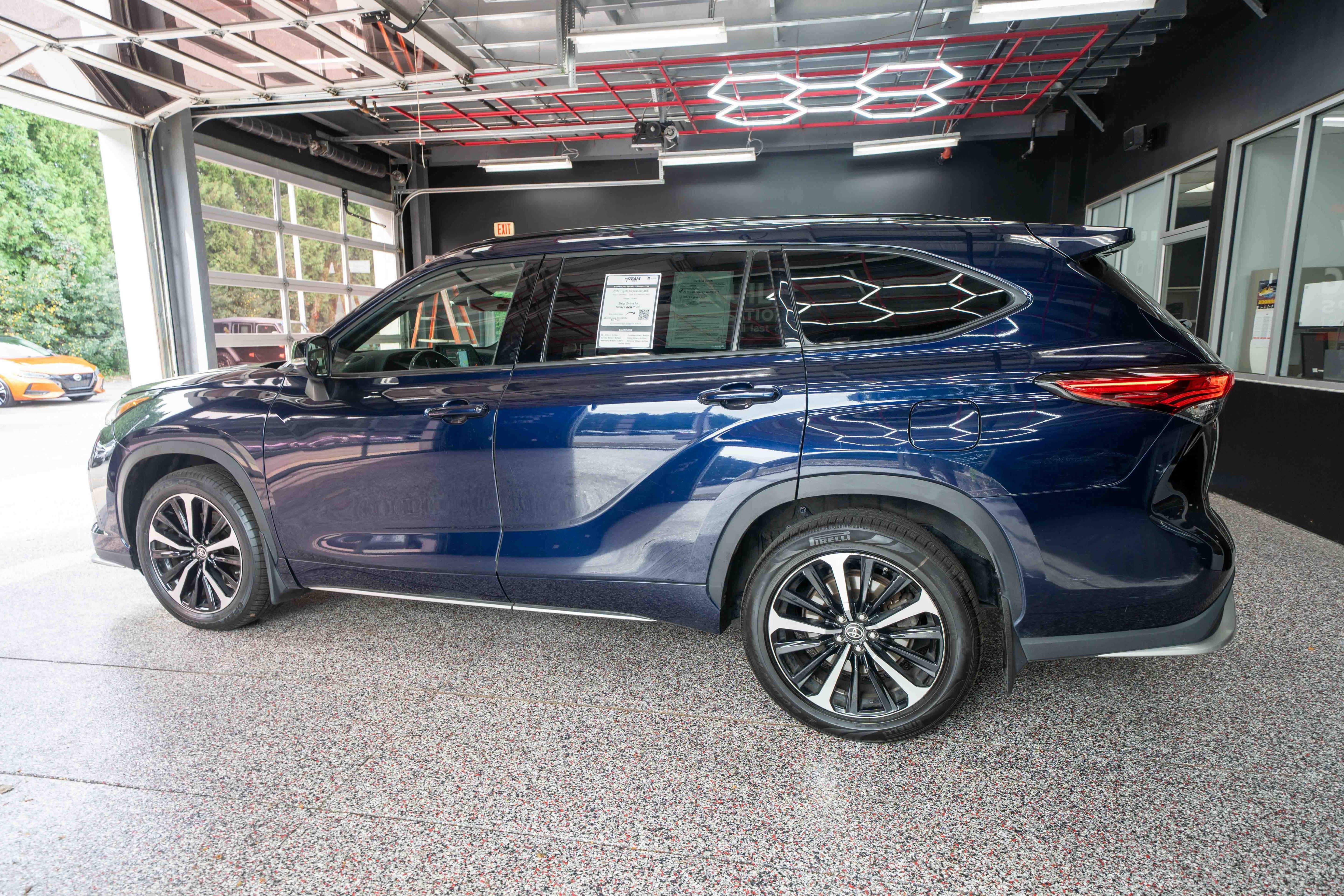 Used 2022 Toyota Highlander XSE AWD/4WD image 2