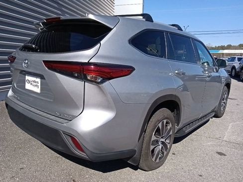 Used 2023 Toyota Highlander XLE image 3