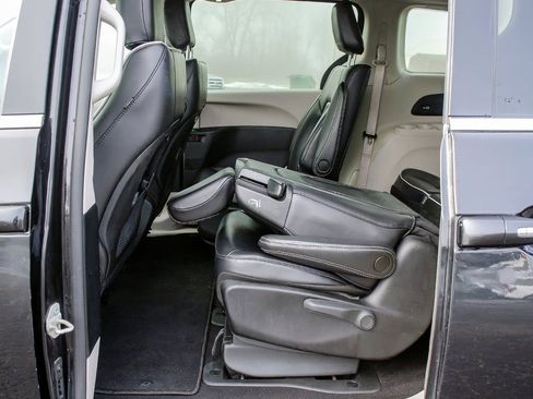 Used 2023 Chrysler Pacifica Limited FWD image 31