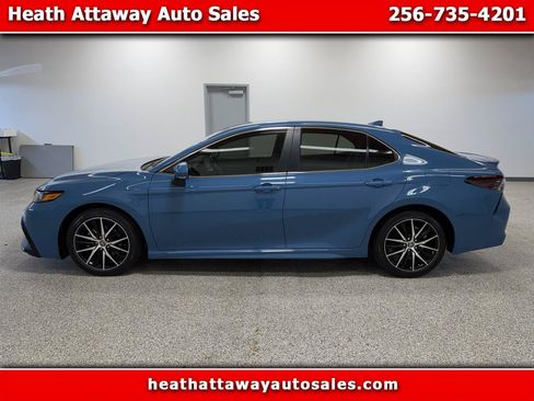 Used 2023 Toyota Camry SE FWD image 1