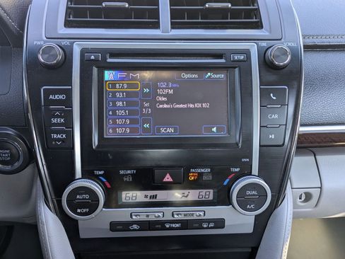 Used 2014 Toyota Camry XLE image 12