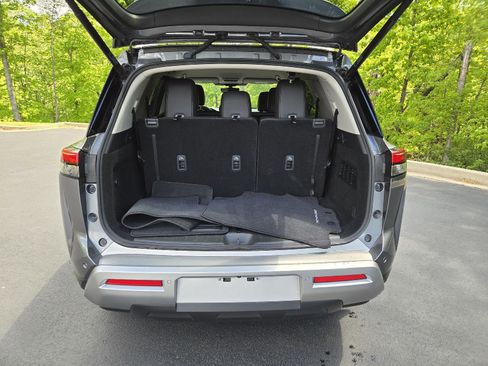 Used 2025 Nissan Pathfinder SL AWD/4WD image 9