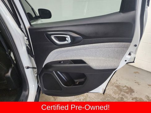 Used 2024 Jeep Compass Latitude image 28