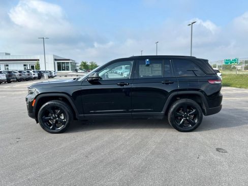 Used 2023 Jeep Grand Cherokee Limited w/ Black Appearance Package AWD/4WD image 10