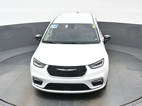 Used 2024 Chrysler Pacifica Touring-L FWD image 40