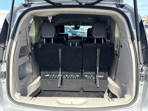 Used 2024 Chrysler Pacifica Touring-L image 9