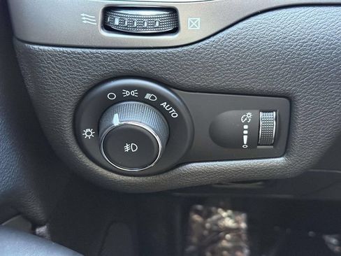 Used 2019 Jeep Cherokee Latitude w/ Popular Appearance Group FWD image 26