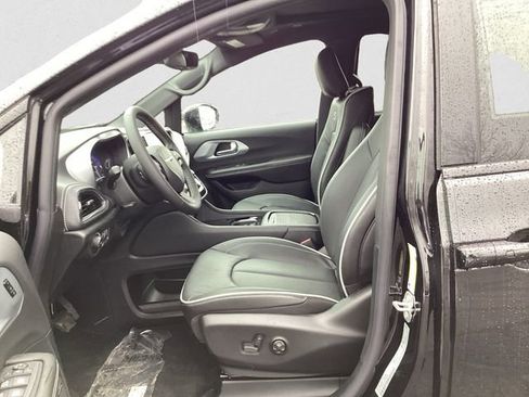 New 2026 Chrysler Pacifica Limited image 10