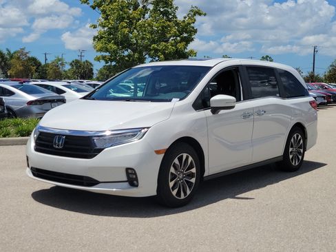 Used 2024 Honda Odyssey EX-L image 3