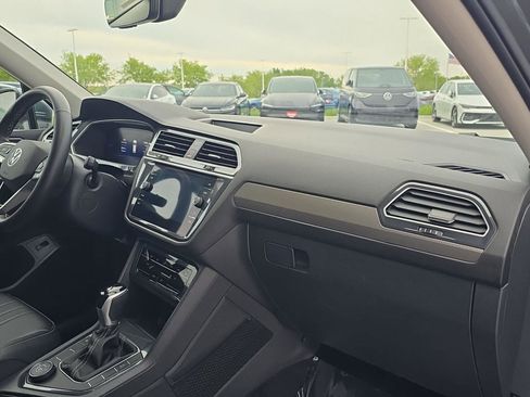 Certified 2024 Volkswagen Tiguan SE w/ Panoramic Sunroof Package AWD/4WD image 20