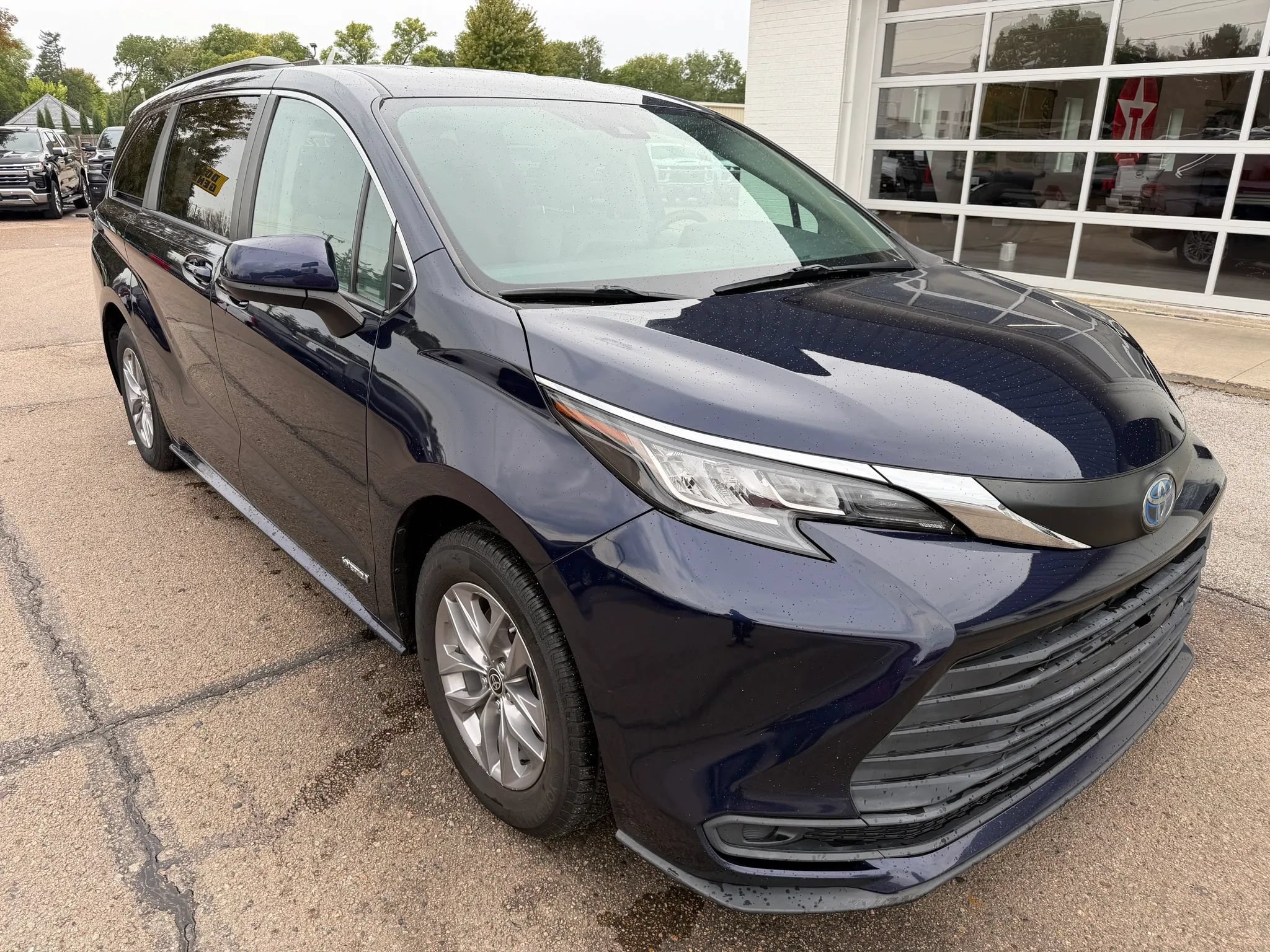 Used 2021 Toyota Sienna LE AWD/4WD image 2