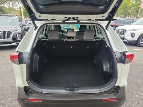 Used 2022 Toyota RAV4 XLE Premium image 11