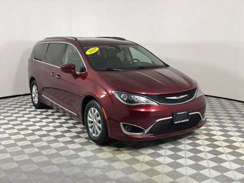 Used 2019 Chrysler Pacifica Touring-L FWD image 3