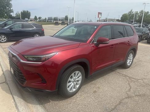 Used 2024 Toyota Grand Highlander AWD image 3