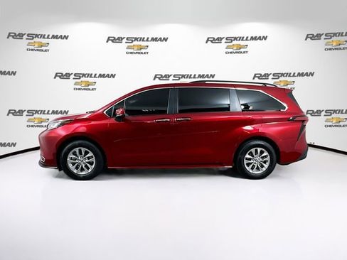 Used 2022 Toyota Sienna XLE image 4