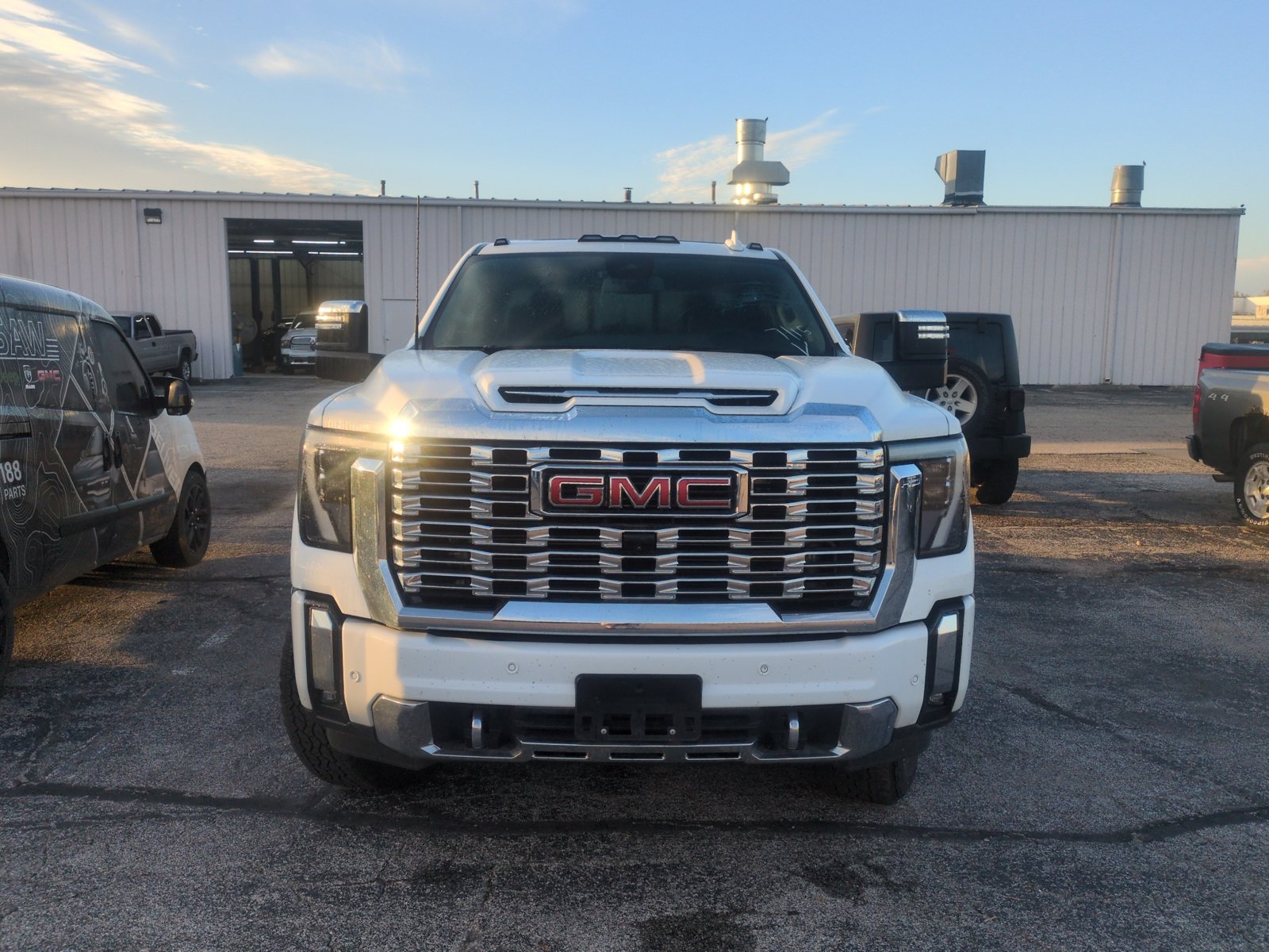 Used 2025 GMC Sierra 2500 AT4 AWD/4WD image 2